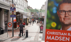 Des affiches électorales dans une rue du centre-ville de Kolding, le 16 mars 2026 au Danemark ( AFP / James Brooks )