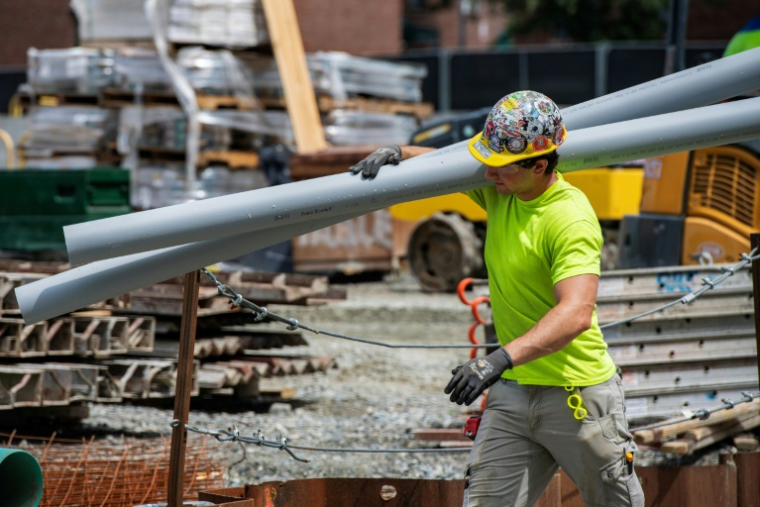 Un ouvrier sur un chantier à Boston, dans le Massachusetts, le 1er juillet 2026, pendant une vague de chaleur aux Etats-Unis ( AFP / Joseph Prezioso )