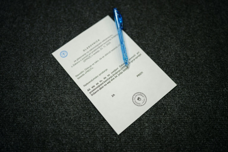 Un bulletin de vote servant pour le référendum sur le suicide assisté organisé en Slovénie, dans un bureau de vote de Ljubljana le 23 novembre 2025 ( AFP / Jure Makovec )