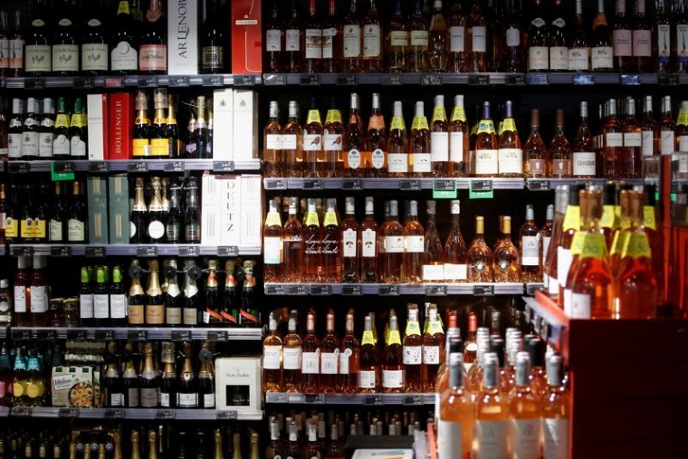 Des bouteilles de vin rose sont exposées à la vente dans un supermarché Monoprix du groupe Casino, à Paris