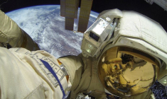 Deux cosmonautes effectuent une sortie dans l'espace à l'extérieur de l'ISS