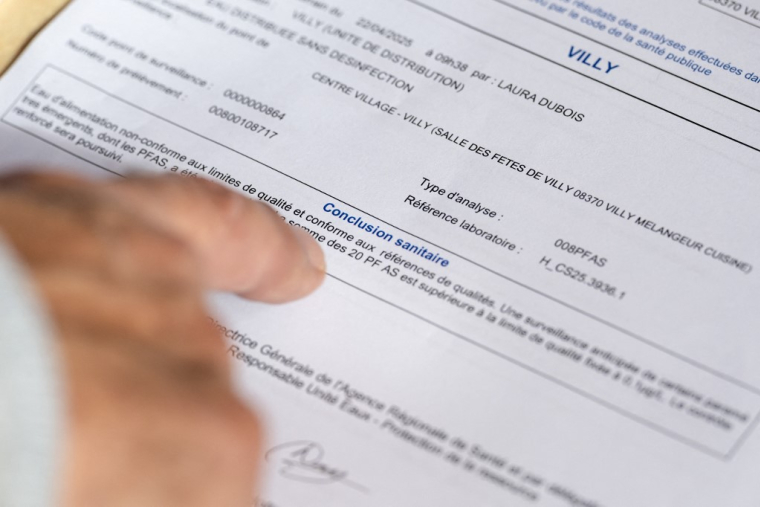 Le rapport sanitaire sur la présence de PFAS à Villy, le 30 septembre 2025. ( AFP / JEAN-CHRISTOPHE VERHAEGEN )
