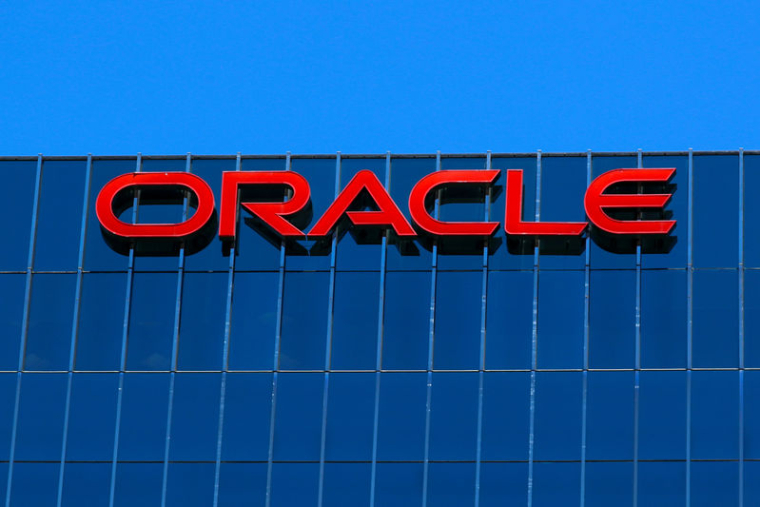 ORACLE BAT LE CONSENSUS ET SON ACTION MONTE