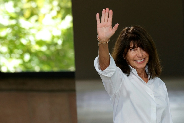 La styliste française Véronique Nichanian salue le public à la fin du défilé de la collection Hermès Homme printemps-été 2026, dans le cadre de la Fashion Week de Paris, le 28 juin 2025 ( AFP / GEOFFROY VAN DER HASSELT )