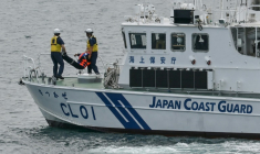 Des garde-côtes japonais lancent un mannequin à la mer dans le cadre d'exercices maritimes au large de la ville japonaise de Kagoshima, le 20 juin 2025 ( AFP / Richard A. Brooks )