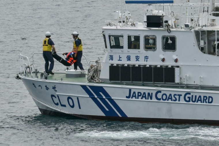 Des garde-côtes japonais lancent un mannequin à la mer dans le cadre d'exercices maritimes au large de la ville japonaise de Kagoshima, le 20 juin 2025 ( AFP / Richard A. Brooks )