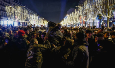 Célébrations du Nouvel An sur l'avenue des Champs-Élysées à Paris