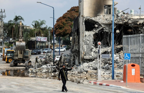 Un membre de la sécurité israélienne à Sderot, en Israël