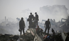 Des bénévoles recherchent d'éventuelles victimes dans un bâtiment effondré à la suite de deux séismes successifs à Caraballeda, dans l'État de La Guaira, à environ 40 km au nord-est de Caracas, le 25 juin 2026 ( AFP / Federico PARRA )