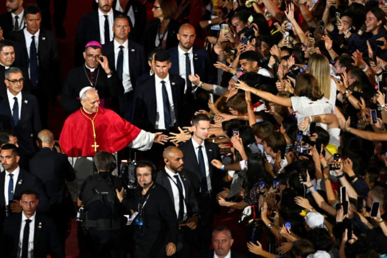 Le pape Léon XIV salue la foule alors qu'il quitte les lieux à l'issue d'une veillée de prière avec des jeunes au Stade de France, à Saint-Denis, en banlieue parisienne, le 25 septembre 2026, dans le cadre de sa visite de quatre jours en France ( AFP / JULIEN DE ROSA )