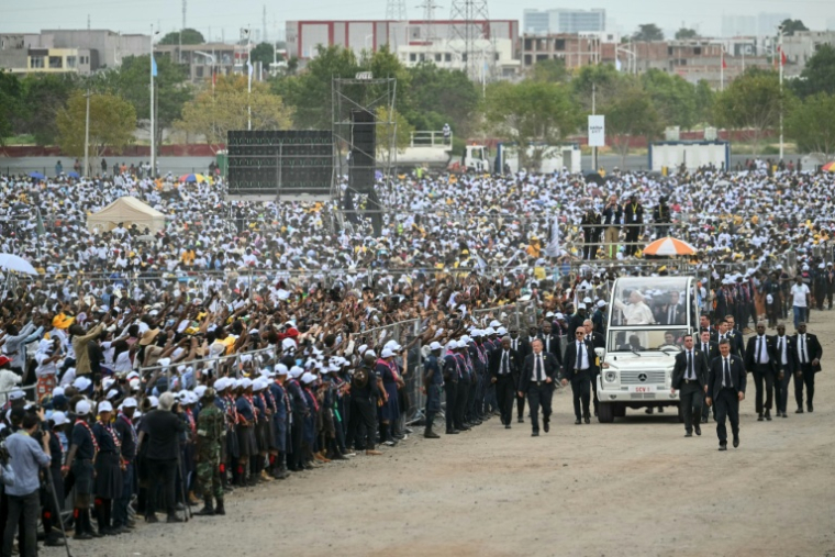 Des fidèles au passage du pape Léon XIV qui doit célébrer une messe de plein air à Kilamba, en Angola, le 19 avril 2026 ( AFP / Alberto PIZZOLI )