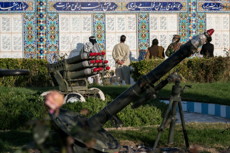 Des visiteurs lisent les noms de moudjahidine tombés au combat contre les Soviétiques, inscrits sur les parois du musée de la résistance à Hérat, en Afghanistan, le 6 janvier 2026 ( AFP / Wakil KOHSAR )
