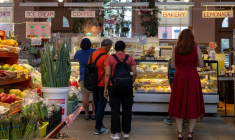 Des gens font leurs courses au Eastern Market à Washington D.C