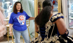Ariella Santoyo, propriétaire de la boutique "My Quince World" dans le quartier Little Village de Chicago, s'occupe d'une cliente, le 11 octobre 2025 dans l'Illinois ( AFP / OCTAVIO JONES )