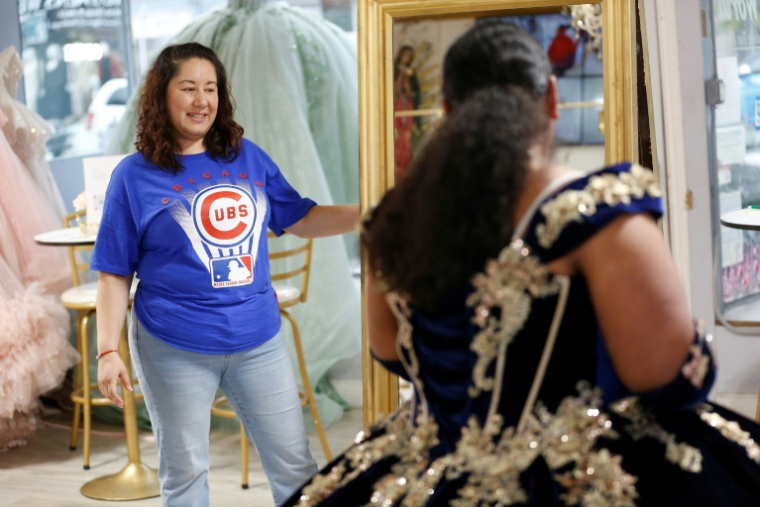 Ariella Santoyo, propriétaire de la boutique "My Quince World" dans le quartier Little Village de Chicago, s'occupe d'une cliente, le 11 octobre 2025 dans l'Illinois ( AFP / OCTAVIO JONES )