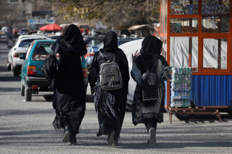 Des étudiantes afghanes marchent près de l'université de Kaboul