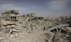 Un Palestinien au milieu de bâtiments détruits par la guerre, le 13 décembre 2025 à Khan Younès, dans le sud de la bande de Gaza ( AFP / Bashar Taleb )