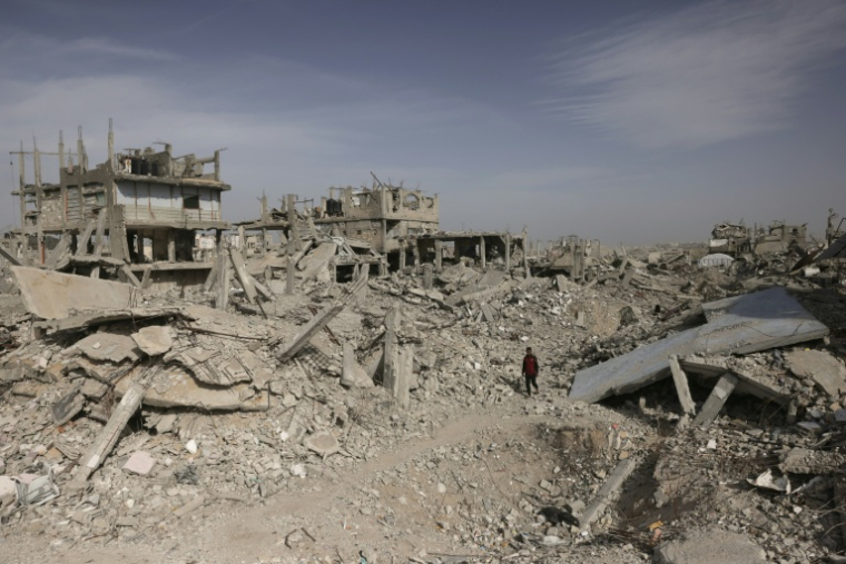 Un Palestinien au milieu de bâtiments détruits par la guerre, le 13 décembre 2025 à Khan Younès, dans le sud de la bande de Gaza ( AFP / Bashar Taleb )