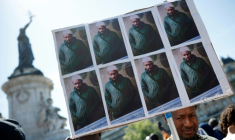 Des portraits d'Aboubakar Cissé, tué à coups de couteau à la mosquée de La Grand-Combe fin avril, lors d'un rassemblement en sa mémoire à Paris, le 1er mai 2025 ( AFP / Ian LANGSDON )
