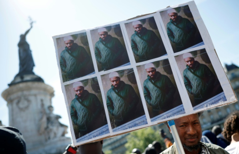 Des portraits d'Aboubakar Cissé, tué à coups de couteau à la mosquée de La Grand-Combe fin avril, lors d'un rassemblement en sa mémoire à Paris, le 1er mai 2025 ( AFP / Ian LANGSDON )