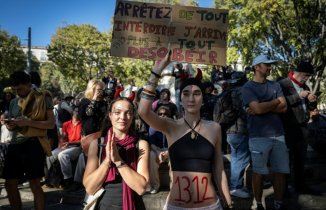 Des manifestants lors de la nouvelle journée de mobilisation pour le pouvoir d'achat et la défense des services publics, le 31 octobre 2026 à Marseille  ( AFP / Miguel MEDINA )