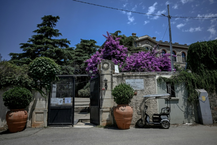 L'entrée du séminaire de Halki, ouvert au milieu du XIXe siècle et qui fut la principale école de théologie de l'Église orthodoxe orientale jusqu'à sa fermeture en 1971, le 2 juillet 2026 à Heybeliada, au large d'Istanbul ( AFP / Ozan KOSE )