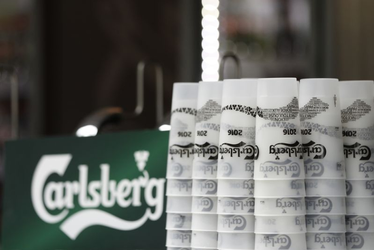Des verres de bière vides au logo Carlsberg