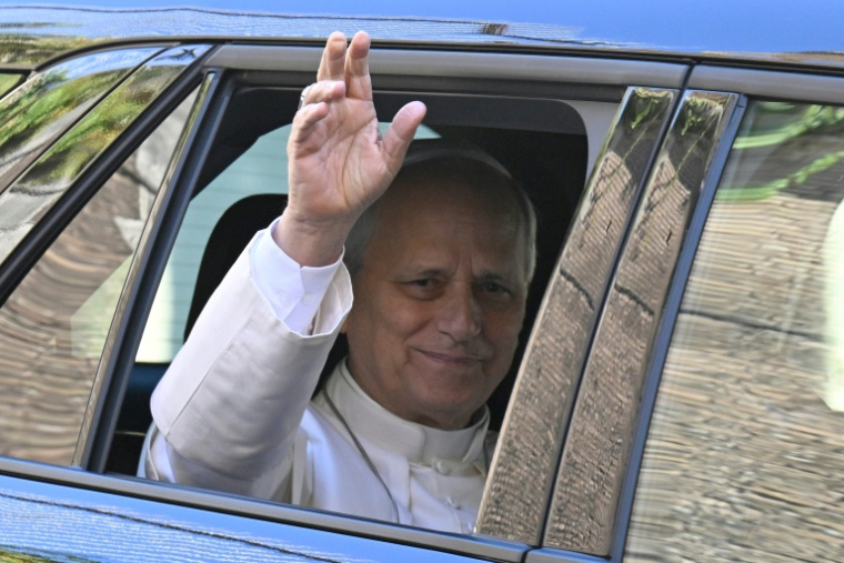 Le pape Léon XIV fait un salut par la fenêtre d'une voiture avant d'être admis à l'hôpital Gemelli à Rome, le 13 octobre 2026 ( AFP / Tiziana FABI )