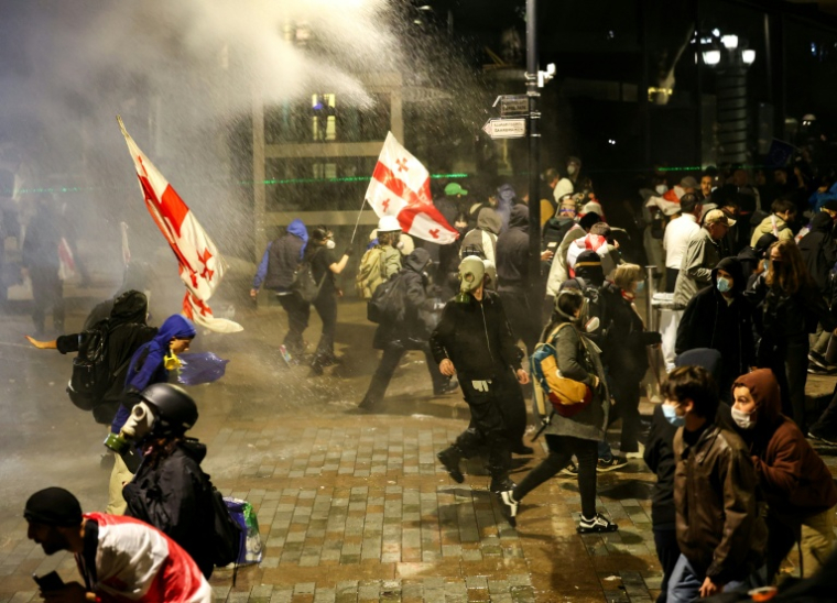 La police utilise des canons à eau pour disperser des manifestants de l'opposition à Tbilissi, le 4 octobre 2025 en Géorige ( AFP / GIORGI ARJEVANIDZE )