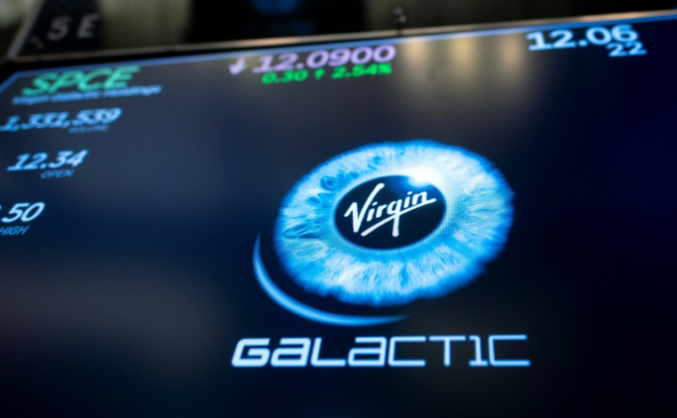 Le logo de Virgin Galactic au premier jour de cotation de la société à la Bourse de New York (NYSE), le 28 octobre 2019 à New York ( AFP / Johannes EISELE )