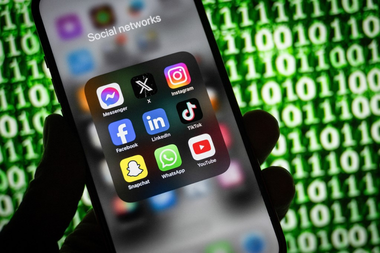 Chercher des informations de santé sur les réseaux sociaux, plutôt qu'auprès d'un médecin ou d'un média généraliste, conduit non seulement à un faible niveau de connaissances médicales mais aussi à refuser ou abandonner des soins, selon une enquête de la Fondation Descartes. ( AFP / SEBASTIEN BOZON )