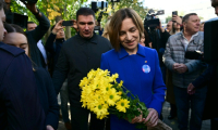 La présidente moldave Maia Sandu quitte un bureau de vote à Chisinau, le 28 septembre 2025 ( AFP / Daniel MIHAILESCU )