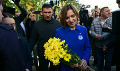 La présidente moldave Maia Sandu quitte un bureau de vote à Chisinau, le 28 septembre 2025 ( AFP / Daniel MIHAILESCU )