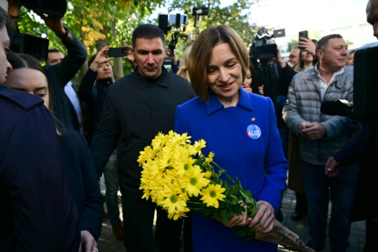 La présidente moldave Maia Sandu quitte un bureau de vote à Chisinau, le 28 septembre 2025 ( AFP / Daniel MIHAILESCU )