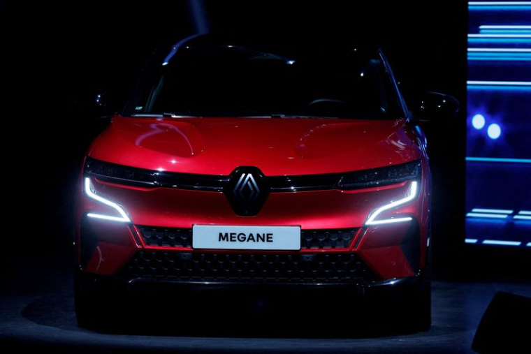 Une voiture Renault Megane E-Tech 100% électrique est présentée à Paris