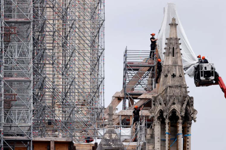 NOTRE-DAME RETROUVERA SA FLÈCHE À L'IDENTIQUE