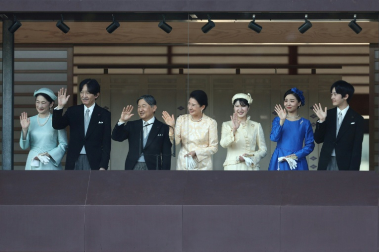 L'empereur Naruhito (3e g), l'impératrice Masako (c) et leur fille la princesse Aiko (3e d), accompagnés du prince héritier Akishino (2e g), de la princesse héritière Kiko (g) et de leur deuxième fille la princesse Kako (2e de), ainsi que de leur fils aîné le prince Hisahito (d), lors d'une audience publique d au Palais impérial de Tokyo, le 23 février 2026 ( JIJI PRESS / STR )