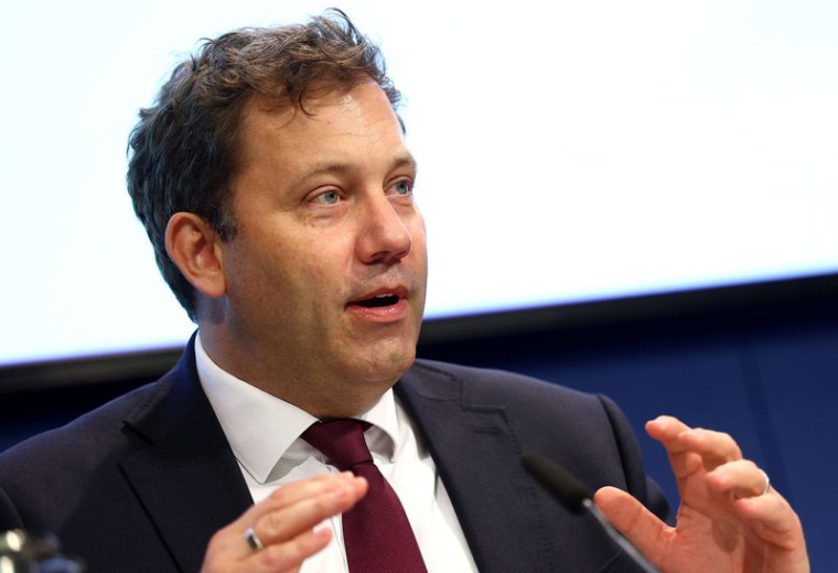 Le ministre allemand des finances, M. Klingbeil, s'adresse aux journalistes