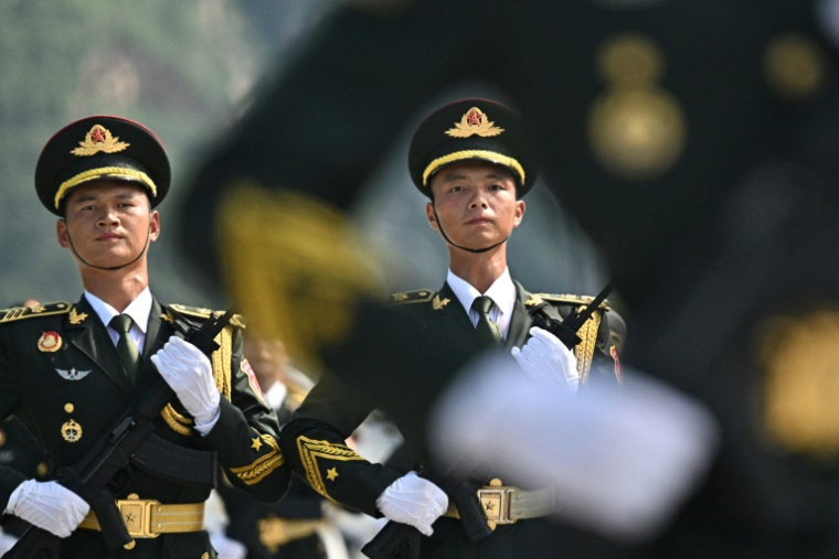 Des militaires chinois participent à une répétition en vue du défilé commémorant le 80e anniversaire de la victoire dans la Guerre de résistance du peuple chinois contre l'agression japonaise et la Guerre mondiale antifasciste, qui se tiendra le 3 septembre à Pékin, le 20 août 2025 ( AFP / Pedro Pardo )