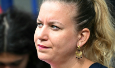 Présidente du groupe parlementaire La France Insoumise - Nouveau Front Populaire, Mathilde Panot assiste à une grève sur le site de production de l'entreprise pharmaceutique française Sanofi à Maisons-Alfort, en périphérie de Paris, le 10 septembre 2025 ( AFP / Bertrand GUAY )