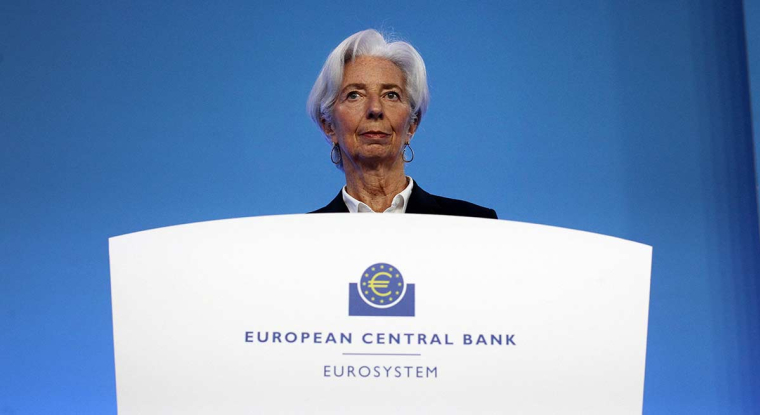 Le 23 mai, Christine Lagarde a annoncé, sur le blog de la BCE, que la sortie des taux négatifs se ferait avant la fin du troisième trimestre. Pour cela, il est envisagé deux hausses de 25 points de base, en juillet et septembre. (© AFP)