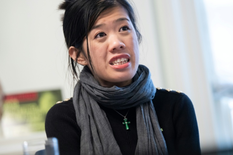 Claire Lai, la fille de l'ex-magnat des médias prodémocratie Jimmy Lai, lors d'un point presse, le 15 décembre 2025 à Washington ( AFP / SAUL LOEB )