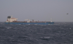 Photo diffusée par l'état-major français des armées, le 22 janvier 2026, montrant des hélicoptères au-dessus d'un pétrolier en mer Méditerranée ( Etat Major des Armées / Handout )