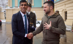 Le président ukrainien, Volodimir Zelenskiy, rencontre le Premier ministre britannique, Rishi Sunak, à Kyiv