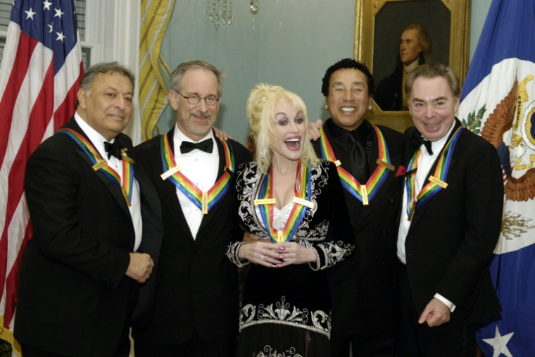 Dolly Parton entourée de Steven Spielberg, Zubin Mehta Smokey Robinson et Andrew Lloyd Webber, à Washington, le 2 novembre 2006 ( AFP / LESLIE E. KOSSOFF )