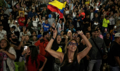 Des fans vénézuéliens célèbrent la victoire de leur équipe nationale de baseball en finale de la Classique mondiale de baseball contre l’équipe des Etats-Unis, à Caracas, le 17 mars 2026 ( AFP / Juan BARRETO )