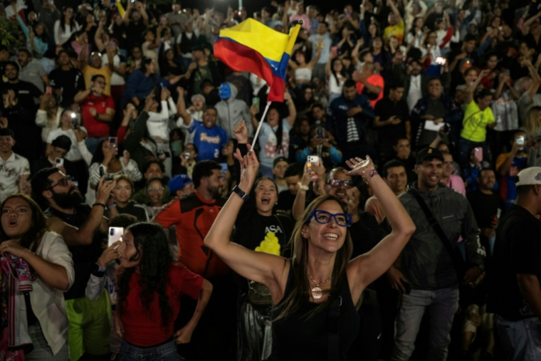 Des fans vénézuéliens célèbrent la victoire de leur équipe nationale de baseball en finale de la Classique mondiale de baseball contre l’équipe des Etats-Unis, à Caracas, le 17 mars 2026 ( AFP / Juan BARRETO )