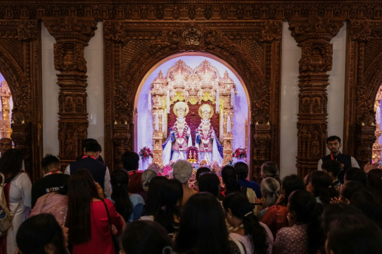 Des fidèles prient après la cérémonie de consécration du temple hindou du mouvement spirituel hindou BAPS (Bochasanwasi Akshar Purushottam Swaminarayan Sanstha) à Bussy-Saint-Georges, en région parisienne, le 6 septembre 2026 ( AFP / Kenzo TRIBOUILLARD )