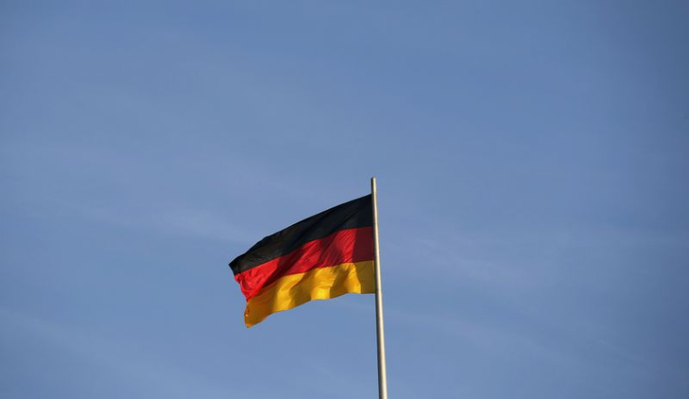Le drapeau allemand au sommet du Reichstag, à Berlin