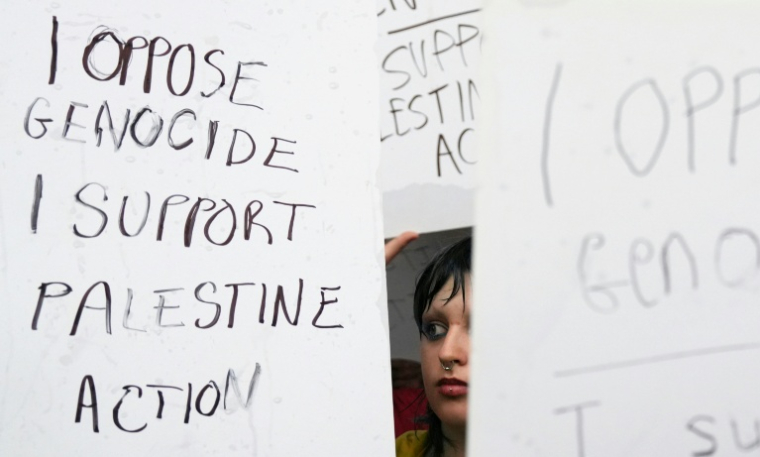 Des manifestants tiennent des pancartes en soutien à l'organisation interdite Palestine Action lors d'un rassemblement dans le centre de Londres, le 19 juillet 2025 ( AFP / CARLOS JASSO )